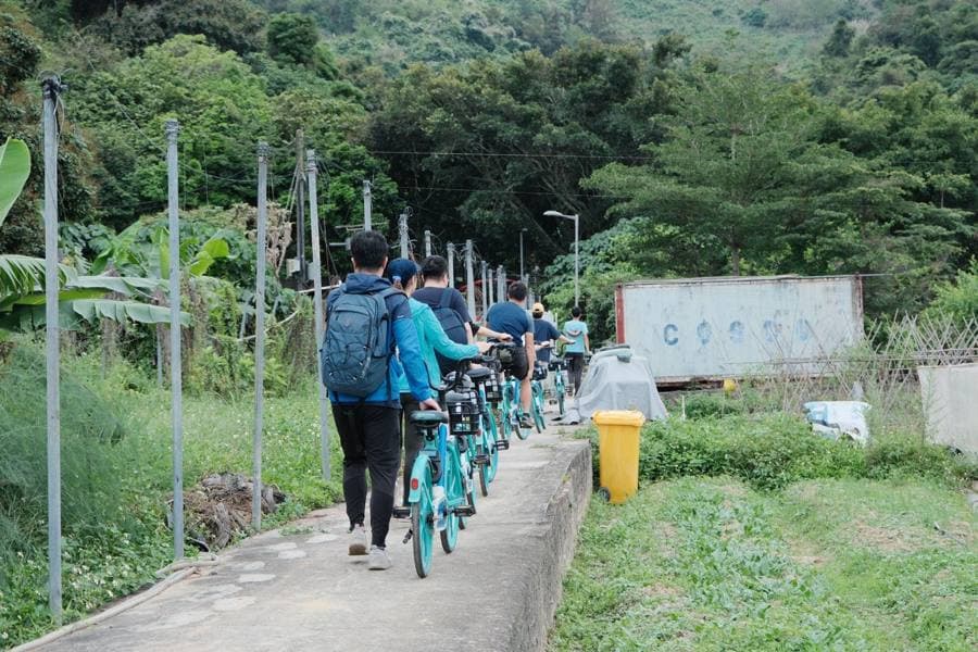 一班騎士沿郊區單車徑推車同行