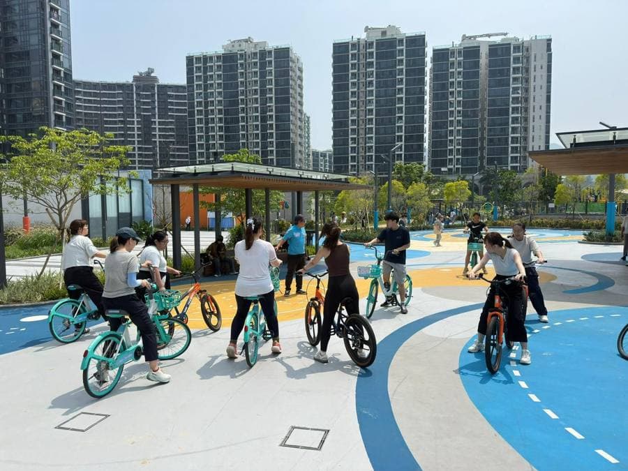 學員喺單車亭練習場上堂